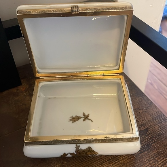 White and gold China trinket box - Picture 3 of 5